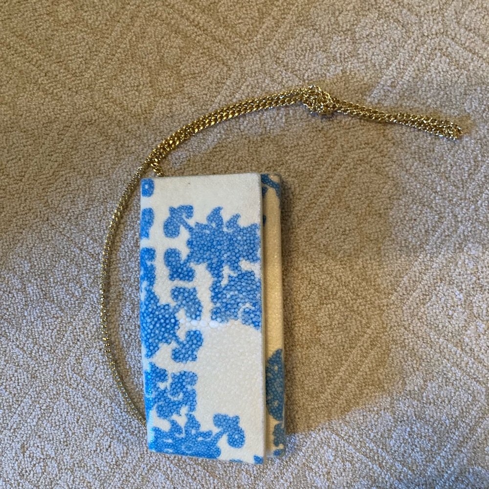 Vivo shagreen clutch with removable gold chain